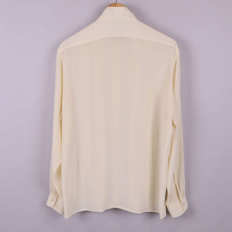 Baksidan av enkel ljus blus med långa ärmar