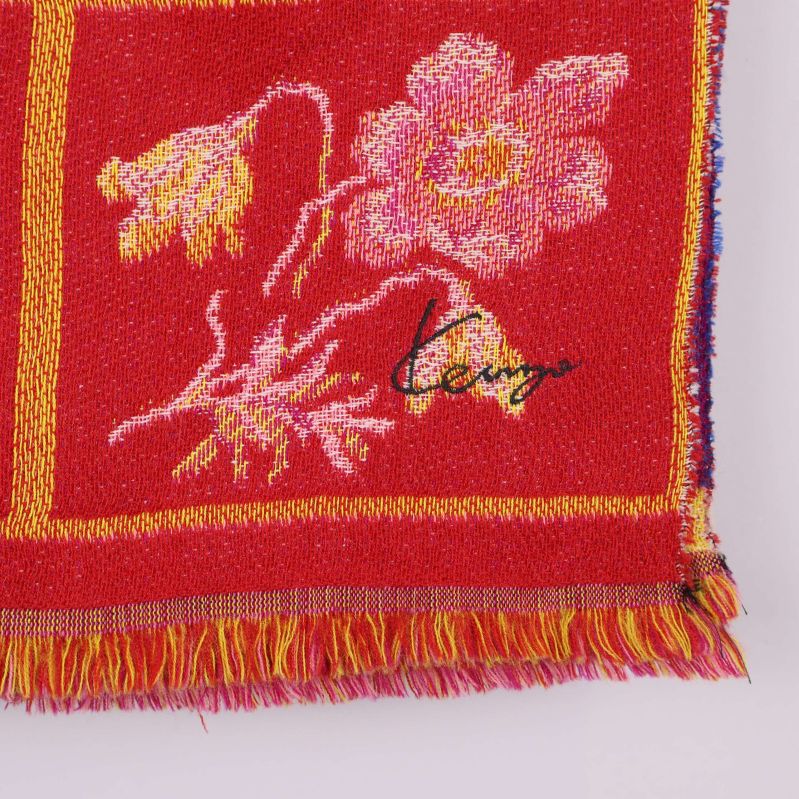 Närbild på broderad Kenzo-logga och blommor