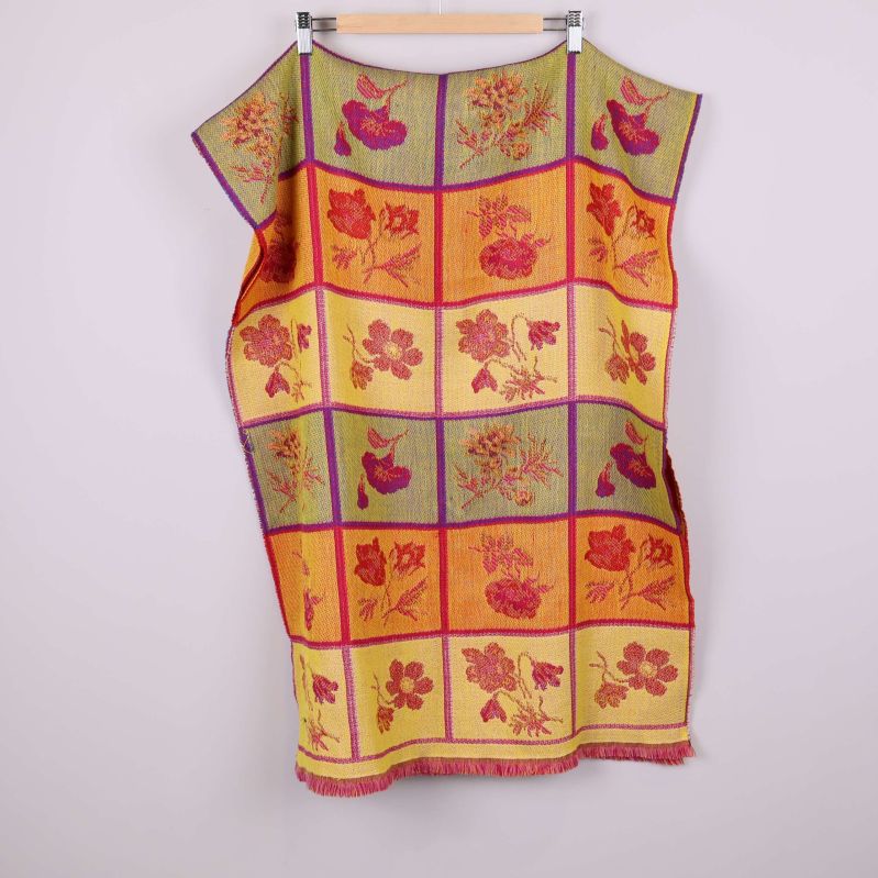 Sjalens baksida i helbild, gul och oliv med blommor