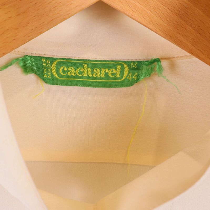 Närbild på grön Cacharel-etikett i nacken