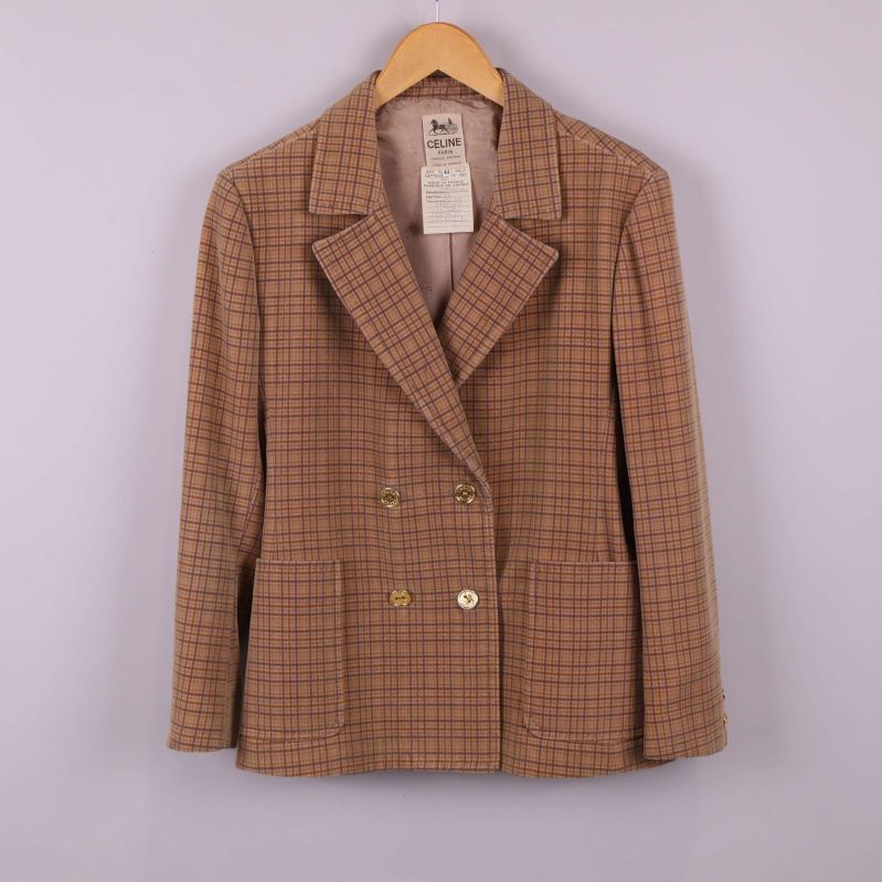 Kavaj framifrån med dubbelknäppning och breda slag