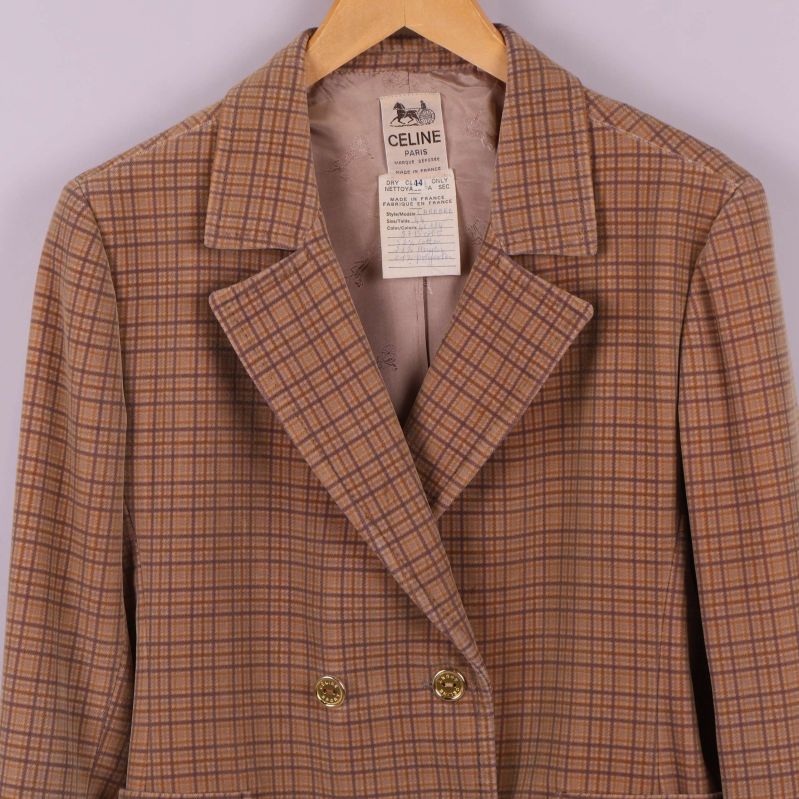 Kavajens överdel med krage och mönster synlig