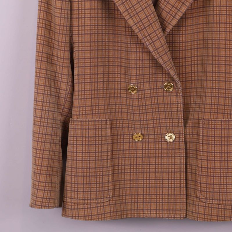 Detalj av kavajens knappar och framfickor