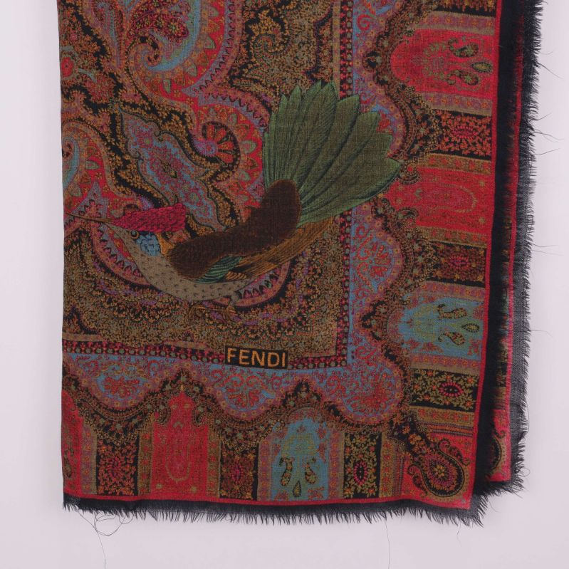 Närbild på sjalens fågelmotiv och Fendi-loggan