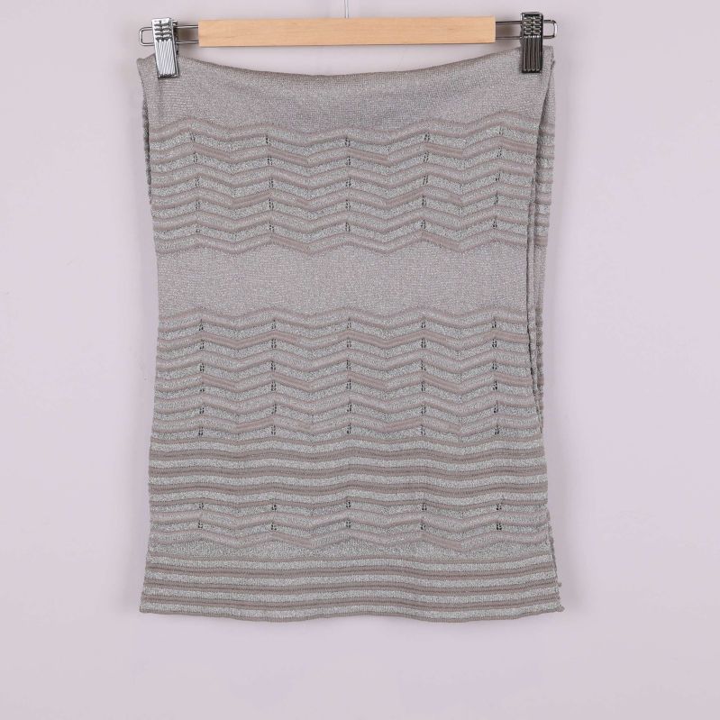 Helbild av sjal med vågmönster hängande 