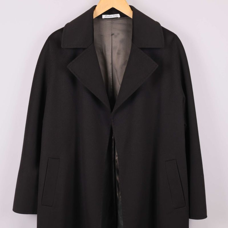 Övre delen av svart kappa med krage i fokus