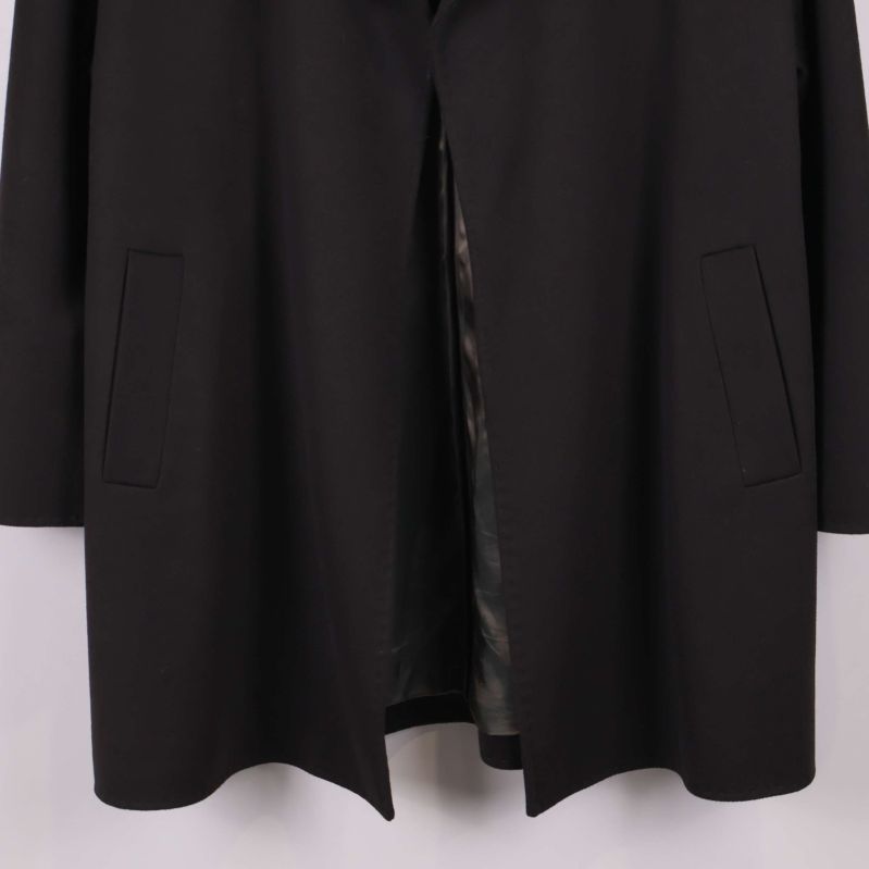Nedre delen av svart kappa med raka fickor