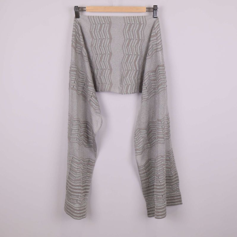 Sjal vecklad ut och upphängd med tydligt zigzag-mönster