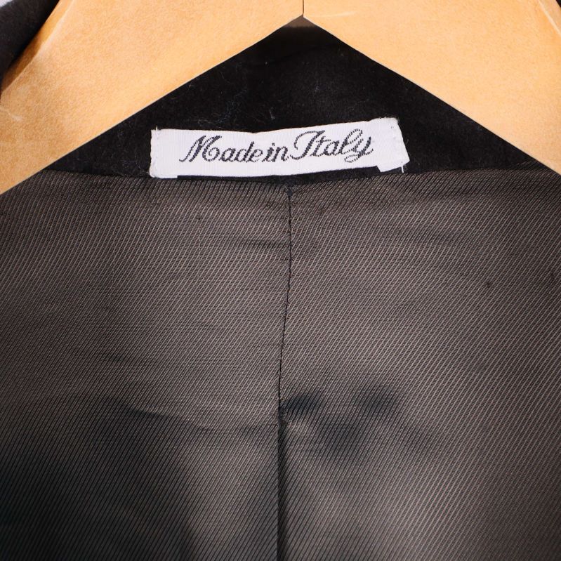 Närbild på etikett med texten Made in Italy i kappans hals