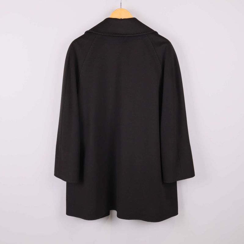 Svart kappas baksida, enkel design utan detaljer