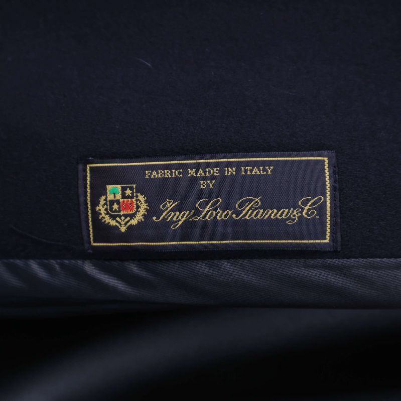 Exklusiv Loro Piana tygmärkning på kappans insida