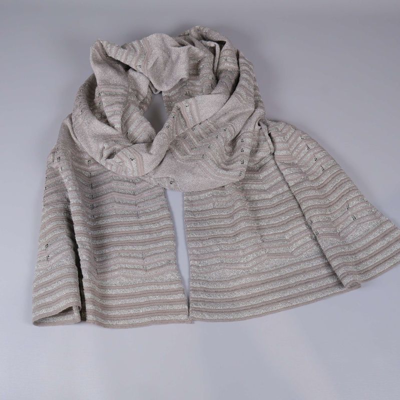 Sjal liggande i lösa veck med synligt smalrandigt mönster