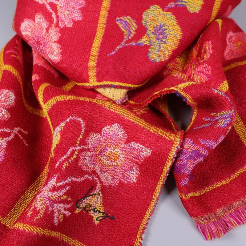 Detalj av sjal med färgglatt blommönster och fransar