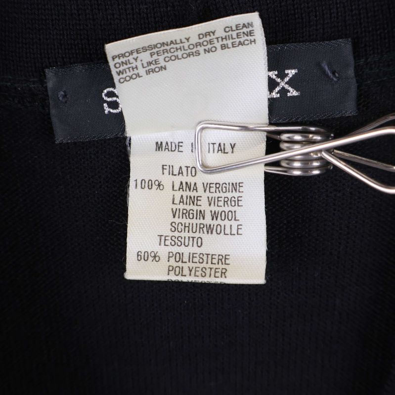 Materialetikett med uppgifter om jungfruull och polyesterinnehåll