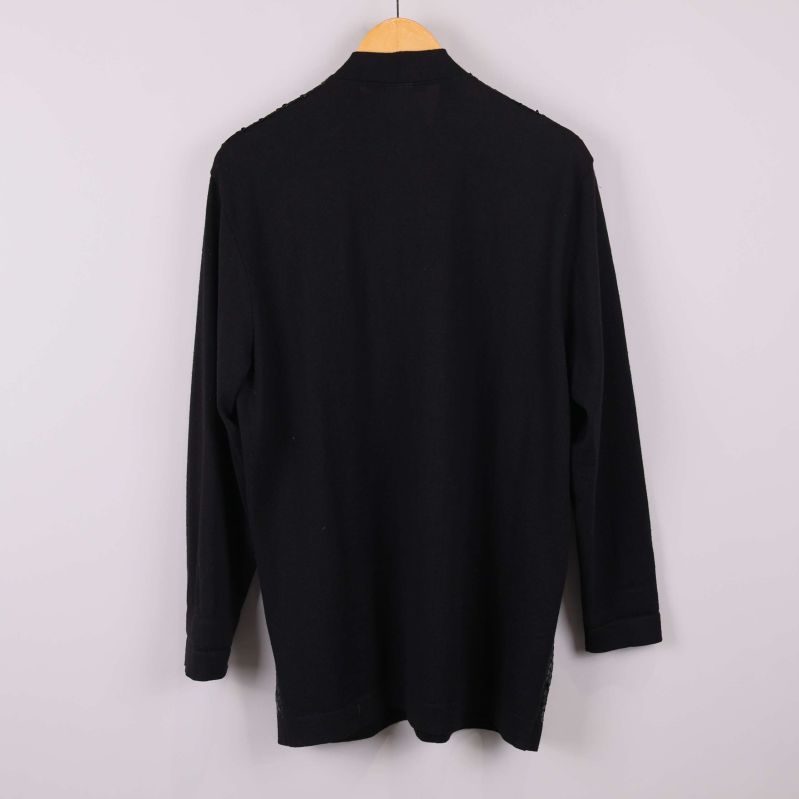 Baksida av svart kofta i ren ull