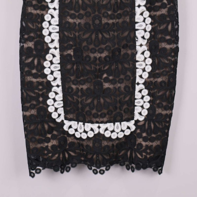 Nederdel på svart spetskjol med vita detaljer