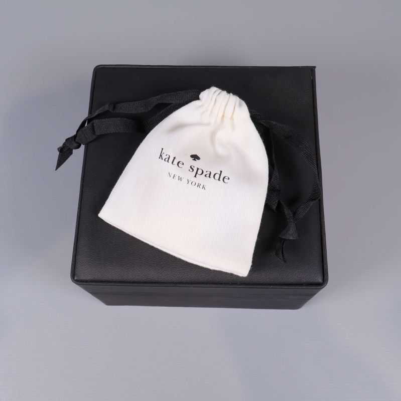 Vit Kate Spade-tygpåse på svart ask