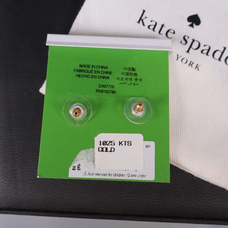 Baksida av örhängen och förpackning med etikett och tygpåse