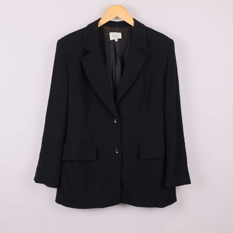 Svart kavaj med två knappar 