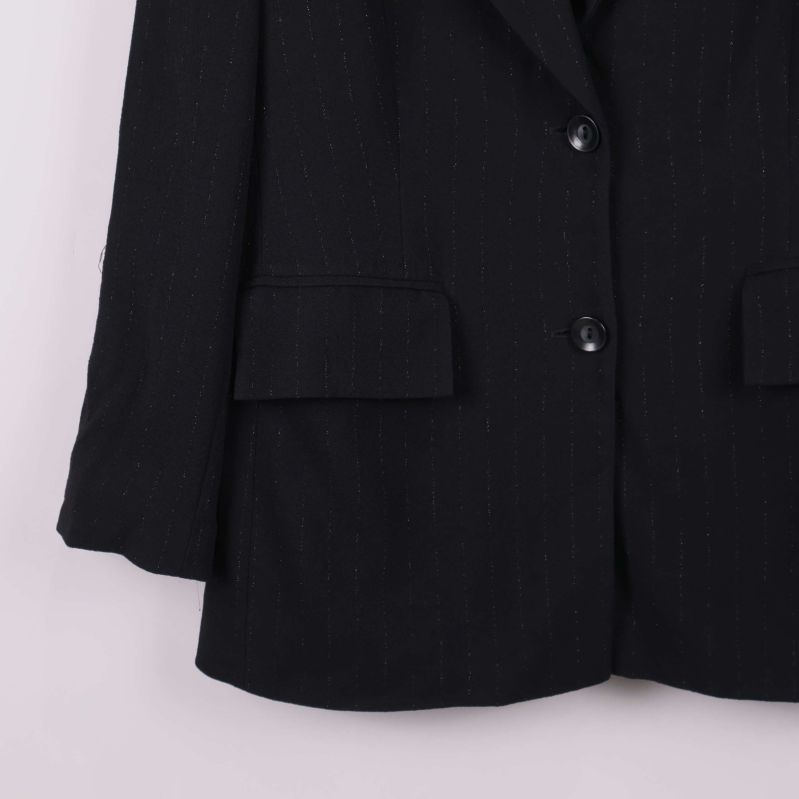 Fickor med lock på nedre delen av svart kavaj