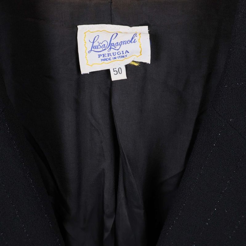 Närbild på etikett från Luisa Spagnoli i kragen