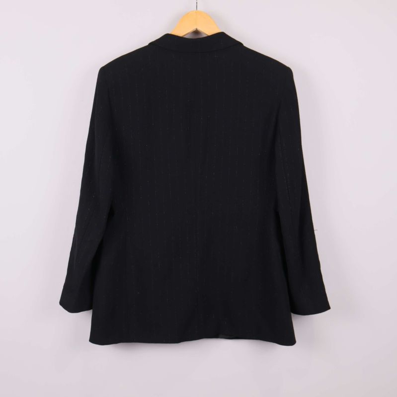 Svart kavaj sedd bakifrån 