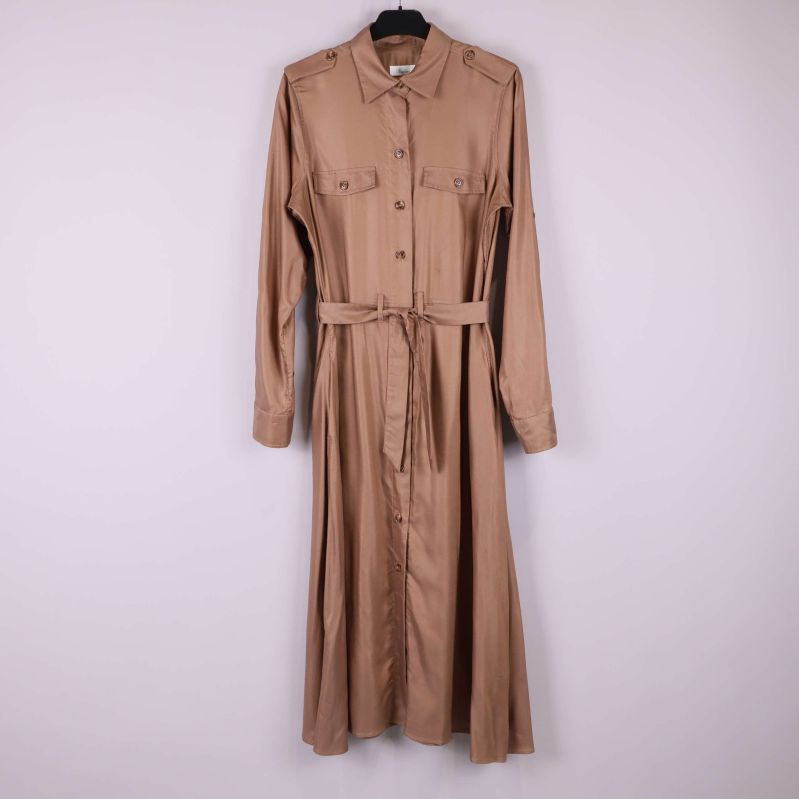 Helbild av beige skjortklänning med bälte framifrån