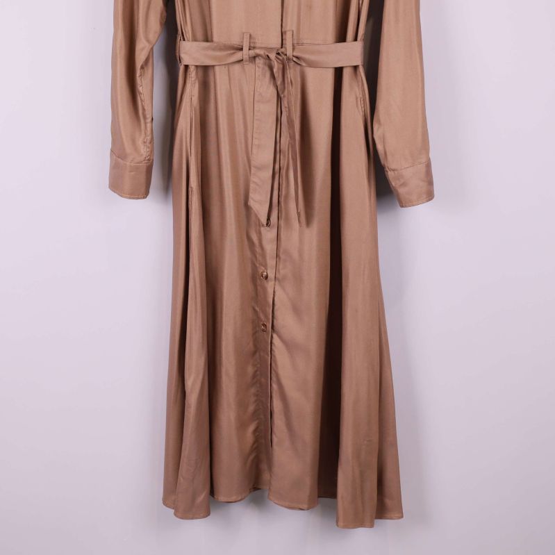 Nedre delen av skjortklänningen och bältdetalj