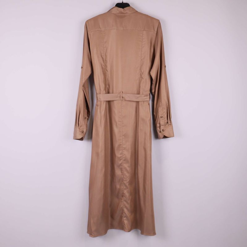 Helbild av beige skjortklänning med bälte bakifrån