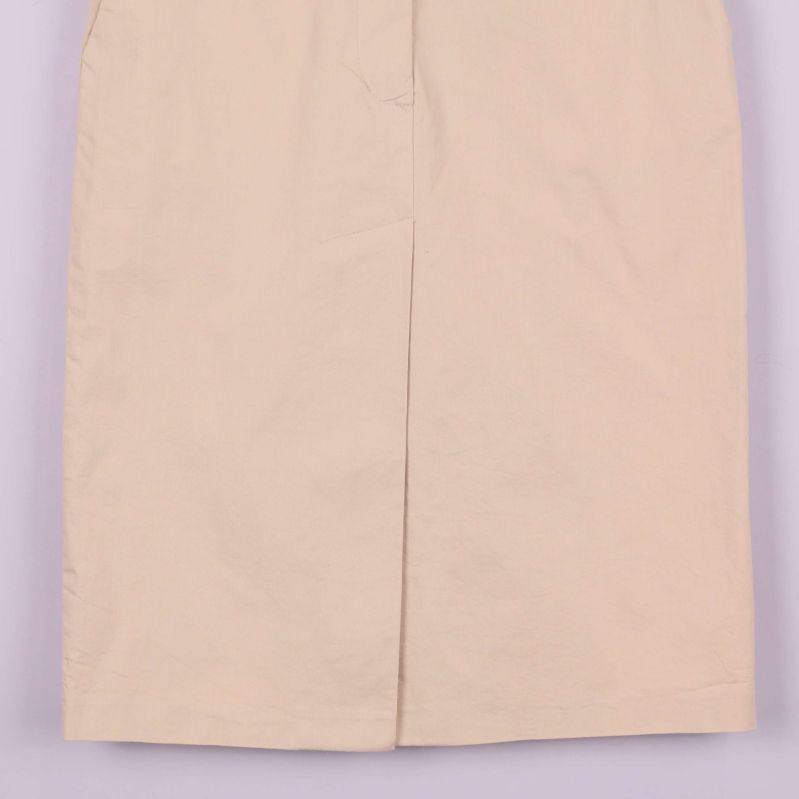 Framsidan av beige kjol 