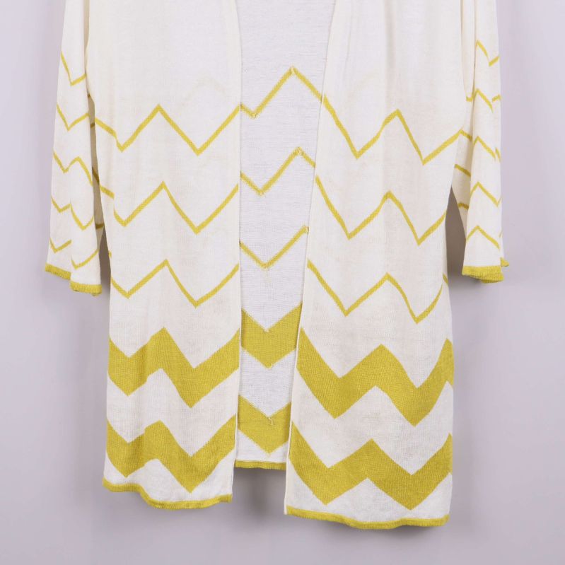 Nedre delen av kofta som visar gult zigzagmönster