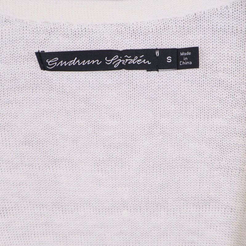 Närbild på Gudrun Sjödén-logga i nacken på koftan