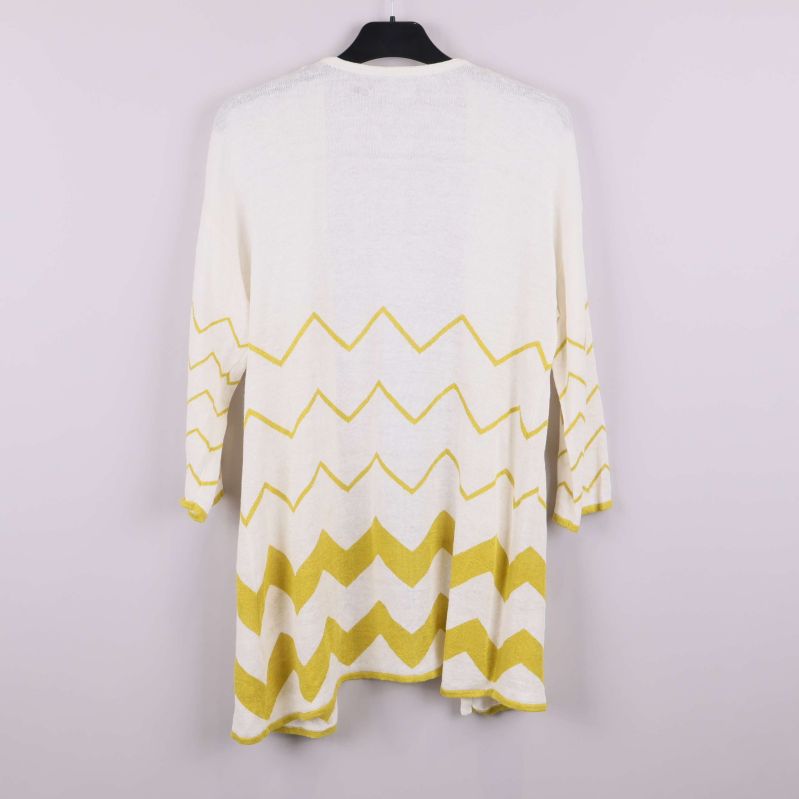 Baksida av naturvit kofta med gult zigzagmönster