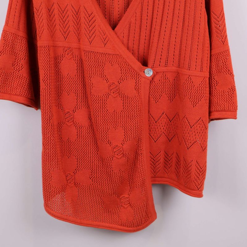 Närbild på den nedre fronten av orange kofta