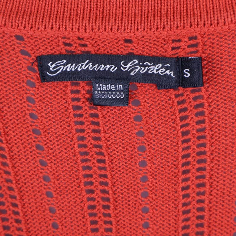 Närbild på Gudrun Sjödén-etikett och storlek S