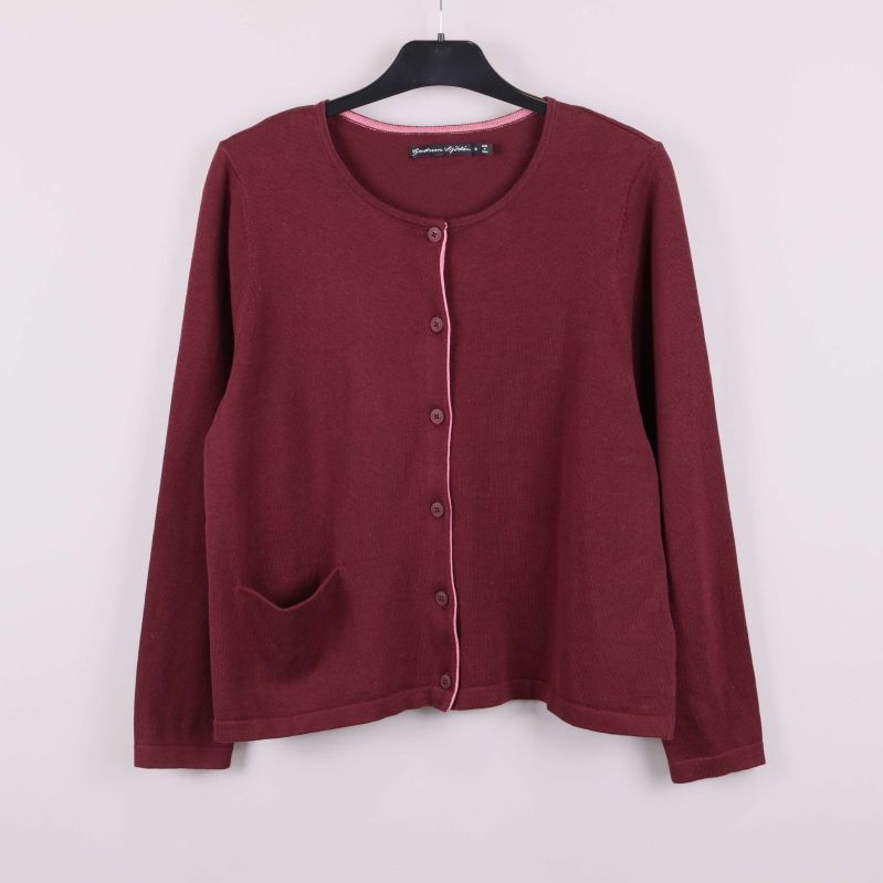 Vinröd kofta på galge med ficka och knappar framtill