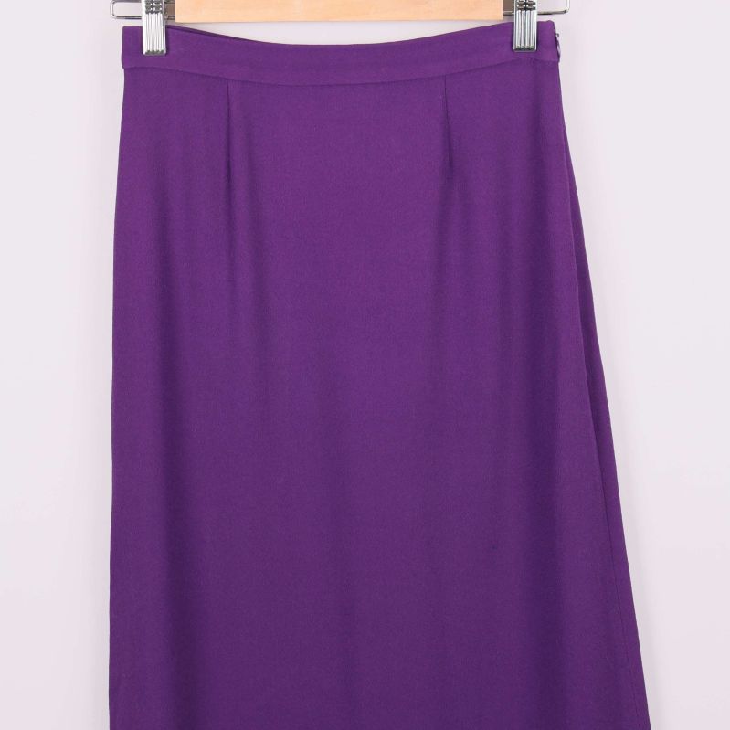 Övre del av lila kjol med veckad detalj