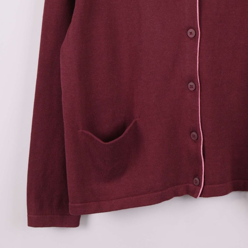 Ficka på nedre framsidan av vinröd kofta