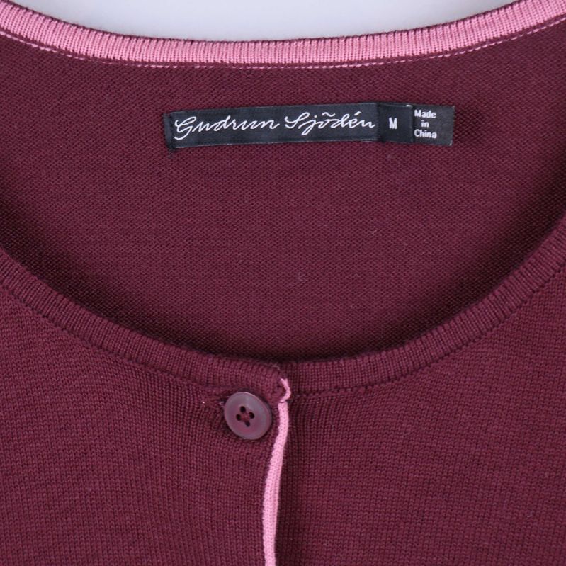 Närbild på halsringning och etikett Gudrun Sjödén