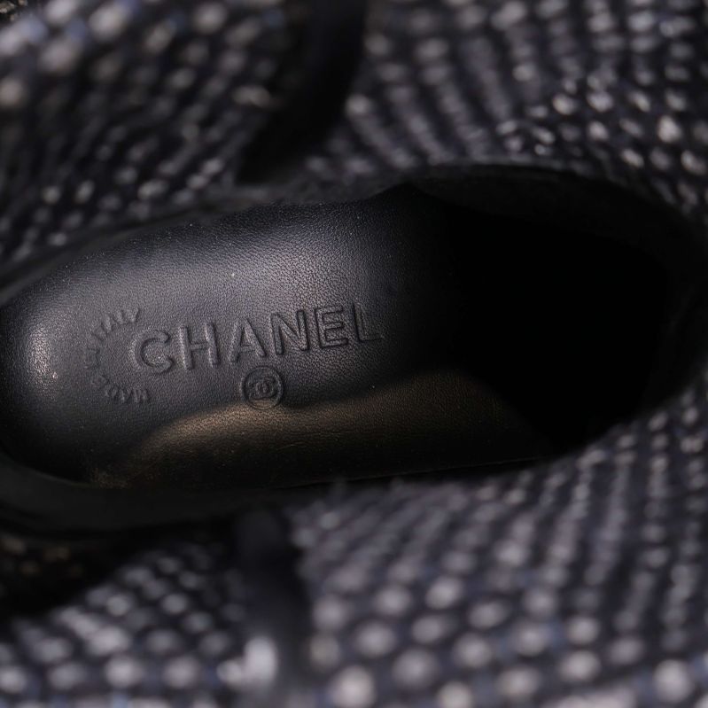 Närbild av innersulan med CHANEL-logotyp