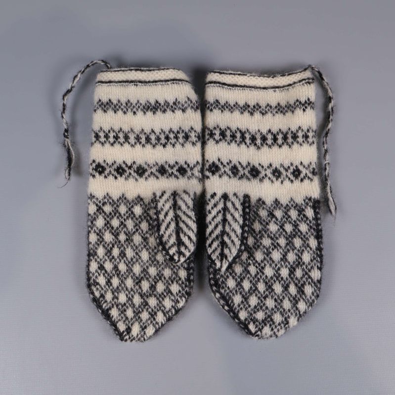 Baksida av båda tumvantarna med rutmönster