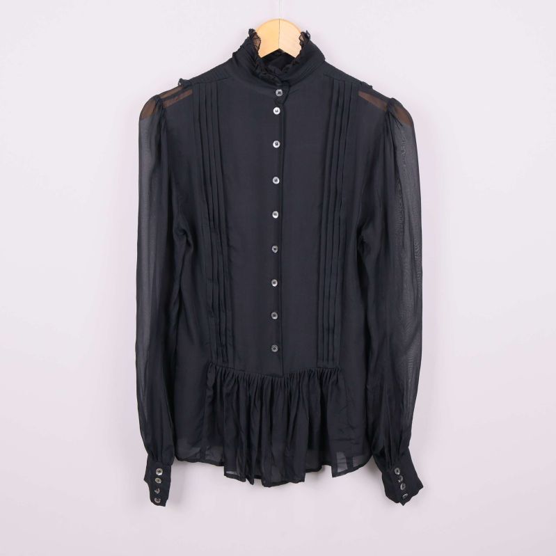 Helbild framifrån på svart blus med knappar