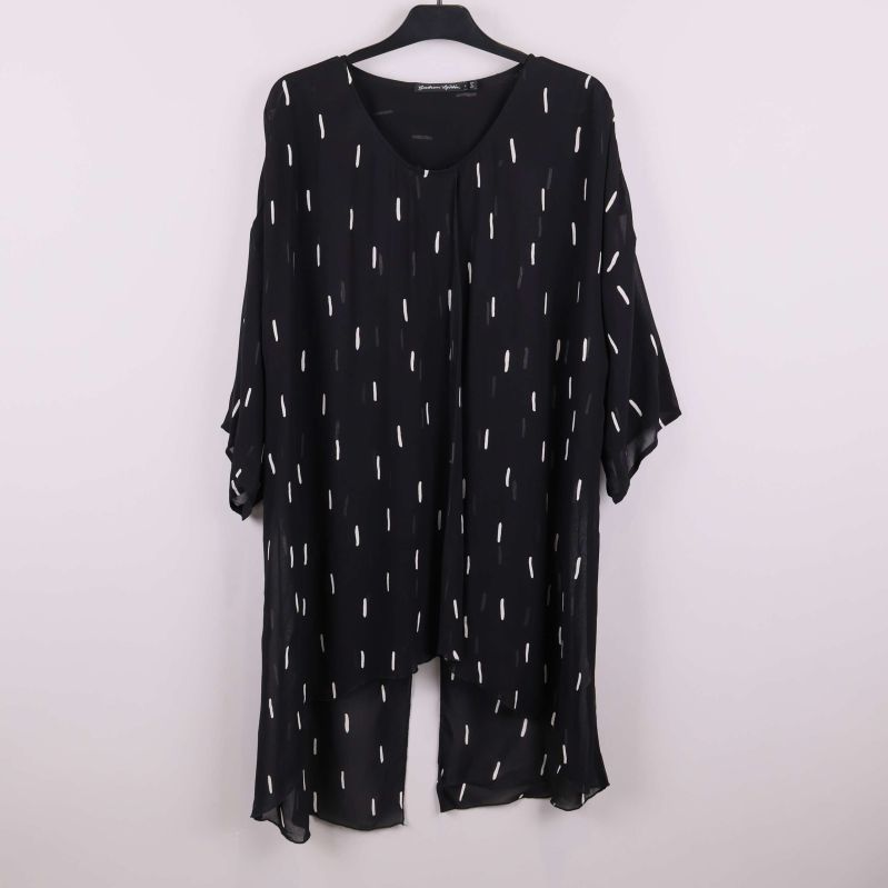 Svart tunika med vitt grafiskt mönster på galge, framifrån