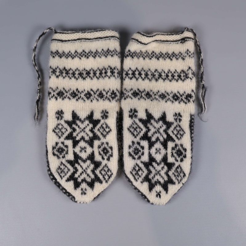 Framsida av båda tumvantarna med stjärnmönster