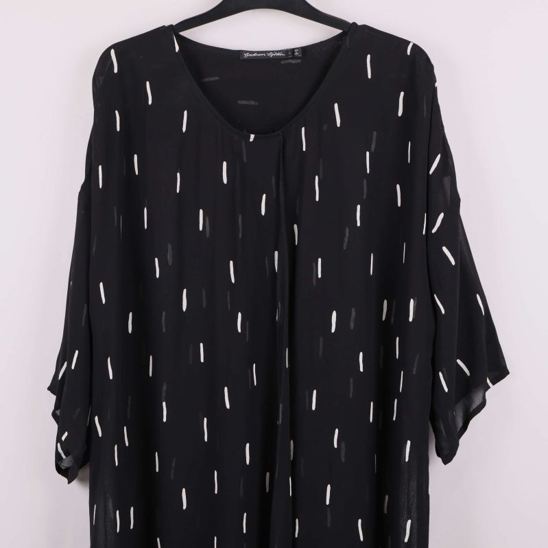 Tunika framifrån med fokus på övre delen och mönster