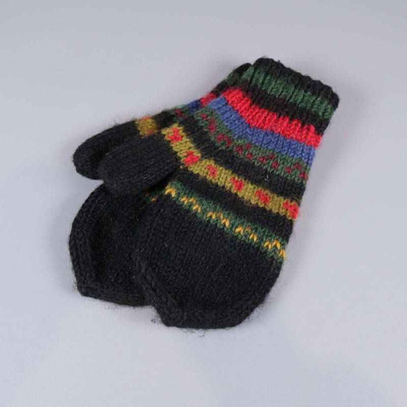 Stickade tumvantar liggande med mönster i flera färger