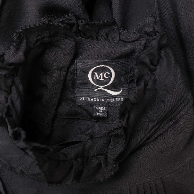 Närbild på Alexander McQueen märkesetikett