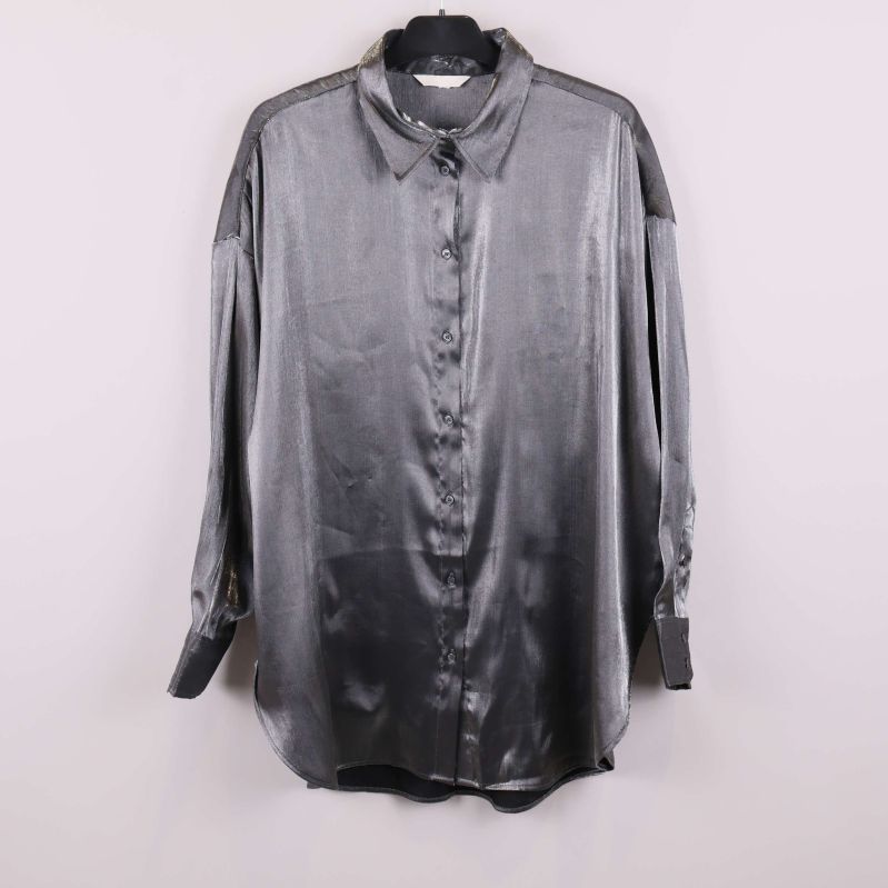 Helbild av grå glansig skjorta framifrån på galge