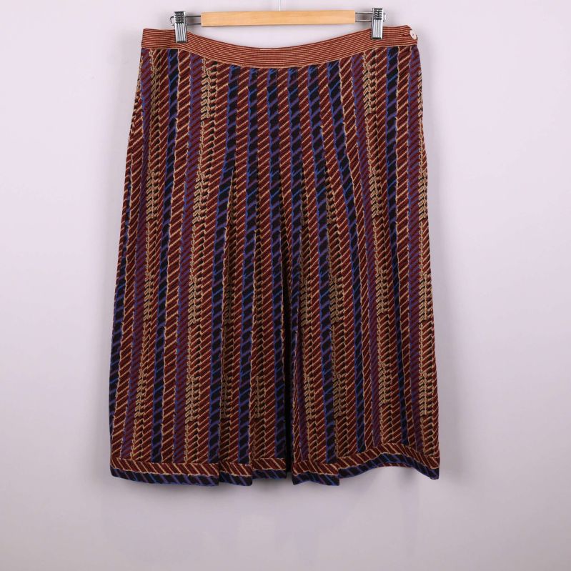 Kjol med plisserat grafiskt mönster 