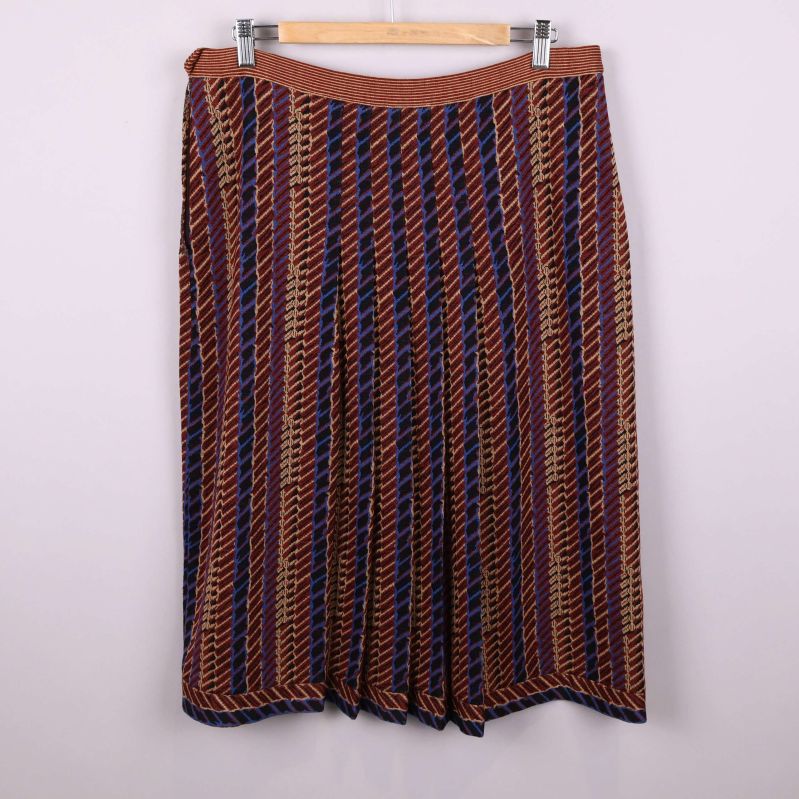 Baksidan av mönstrad plisserad kjol 